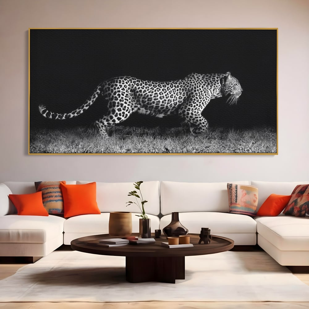 Tablou canvas cu tablou canvas cu jaguar nocturn, in rama de aluminiu auriu, pe perete intr-un living
